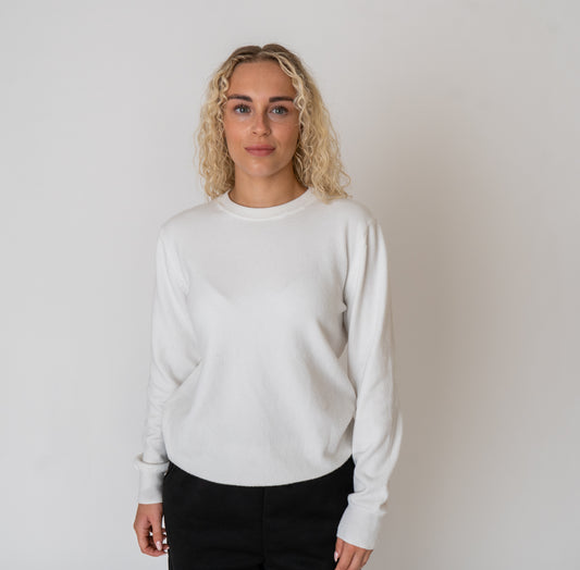 LIGHT WOOL KNIT SWEATER